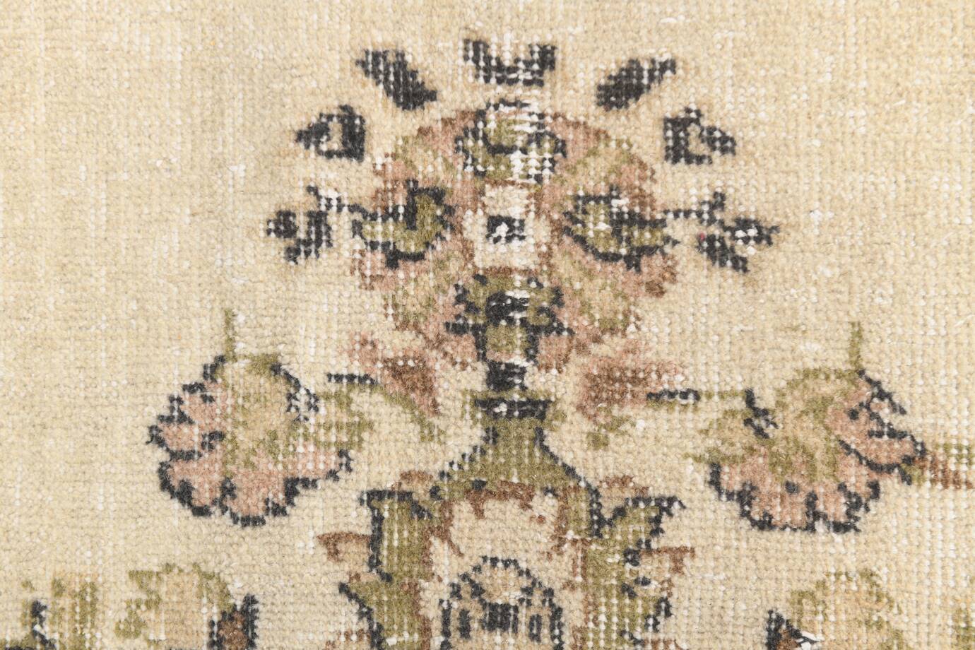 Tapis Anatolien Vintage Clair – Motifs Floraux Élégants, 202x278 Cm