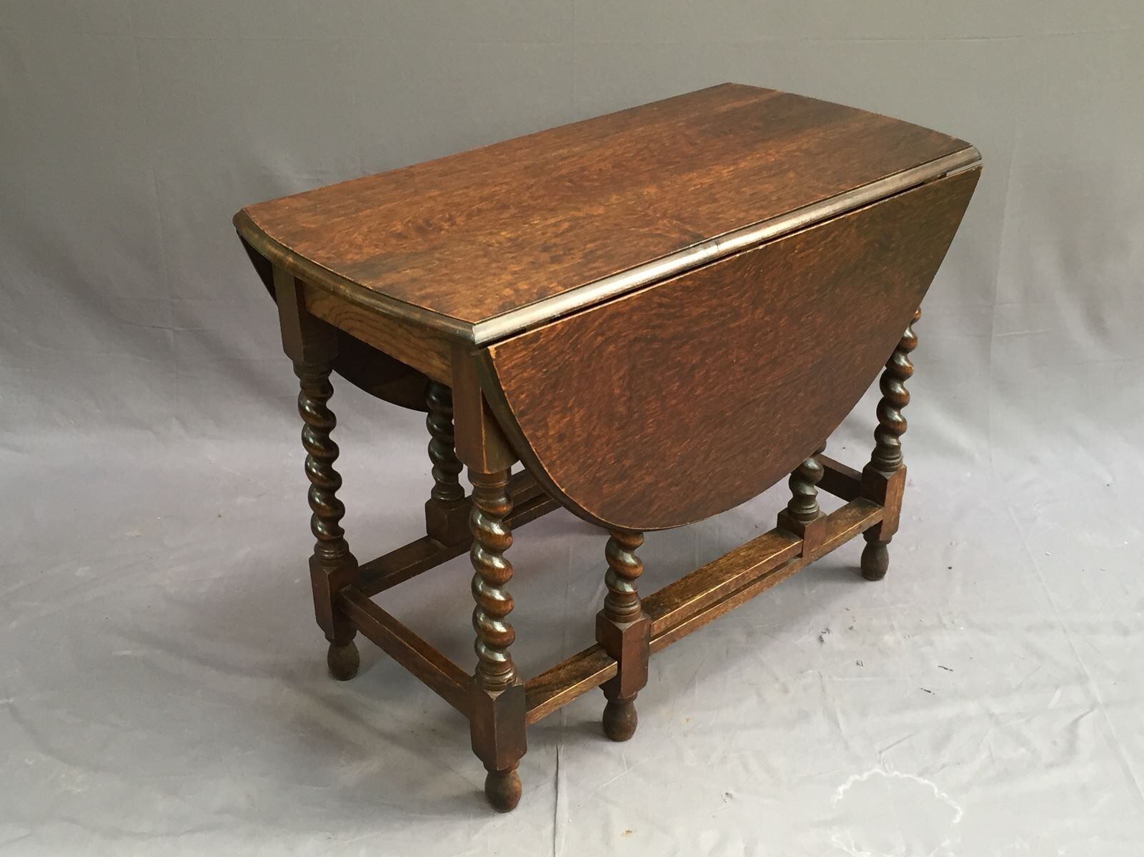 Table pliante en chêne des années 1900