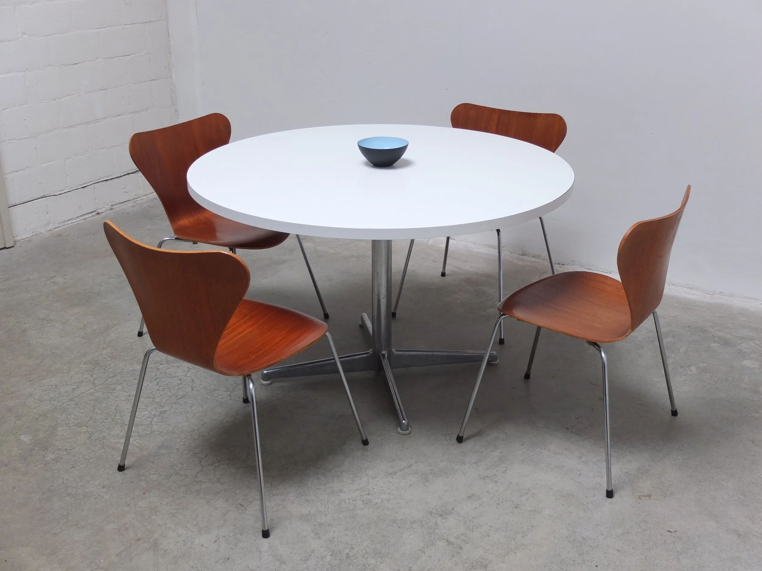 Round Space Age dining table, 1970s