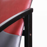 Fauteuil des années 1970 fabriqué en Europe. Fabriqué en bois laqué et cuir, original