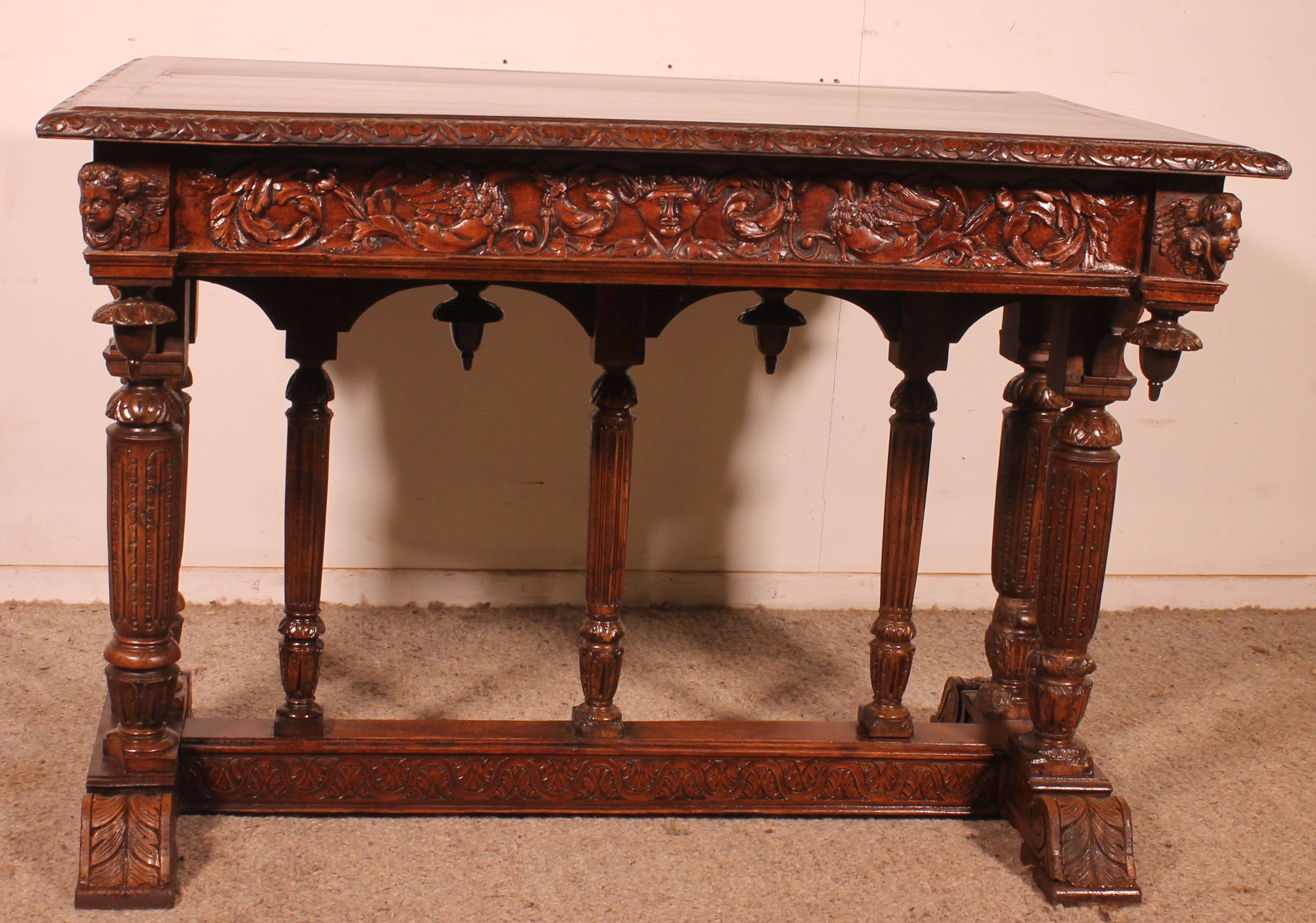 Table de milieu d'époque Renaissance en noyer