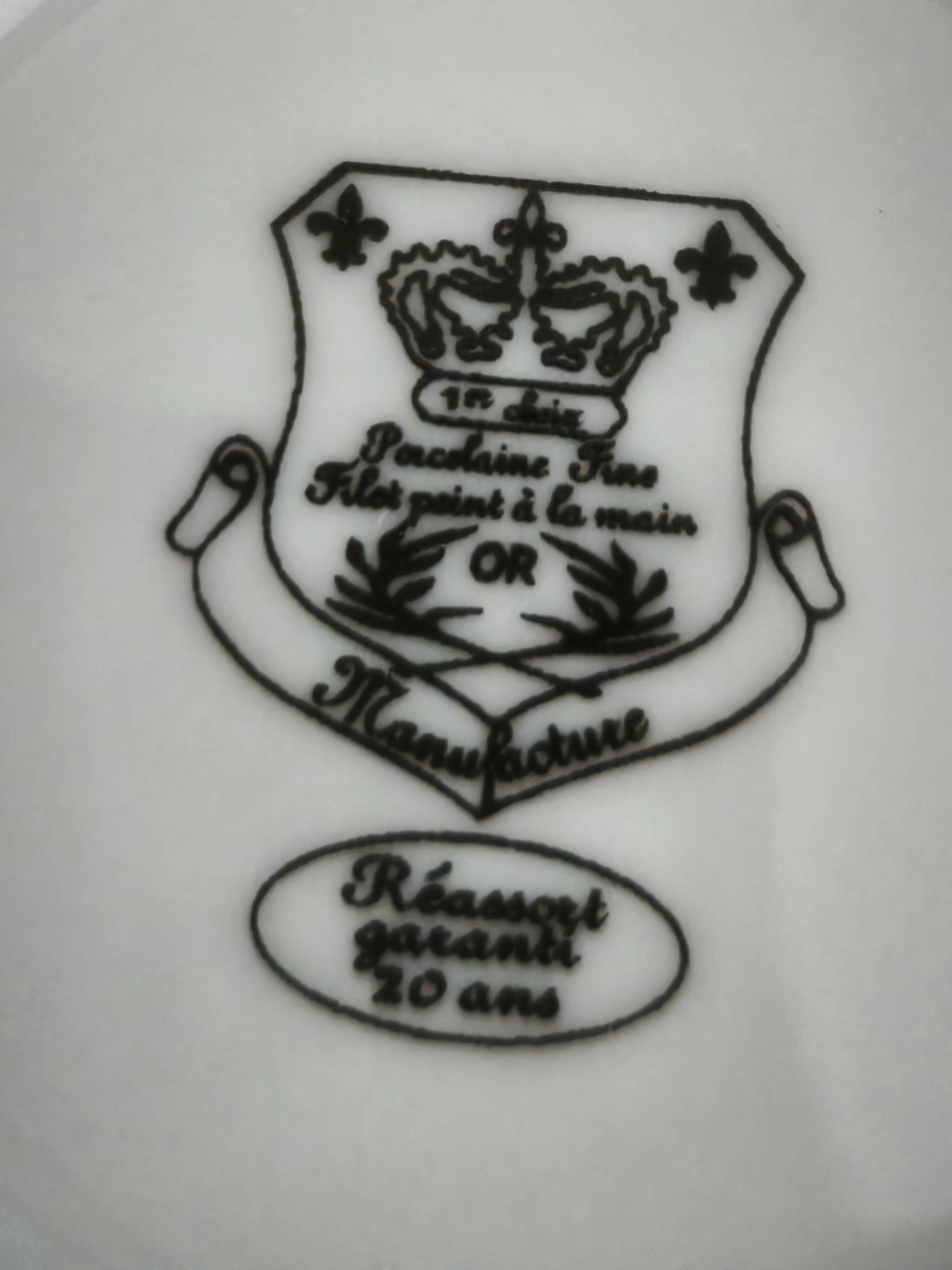 Hollow round plate in porcelain, double gold rim manufacture.