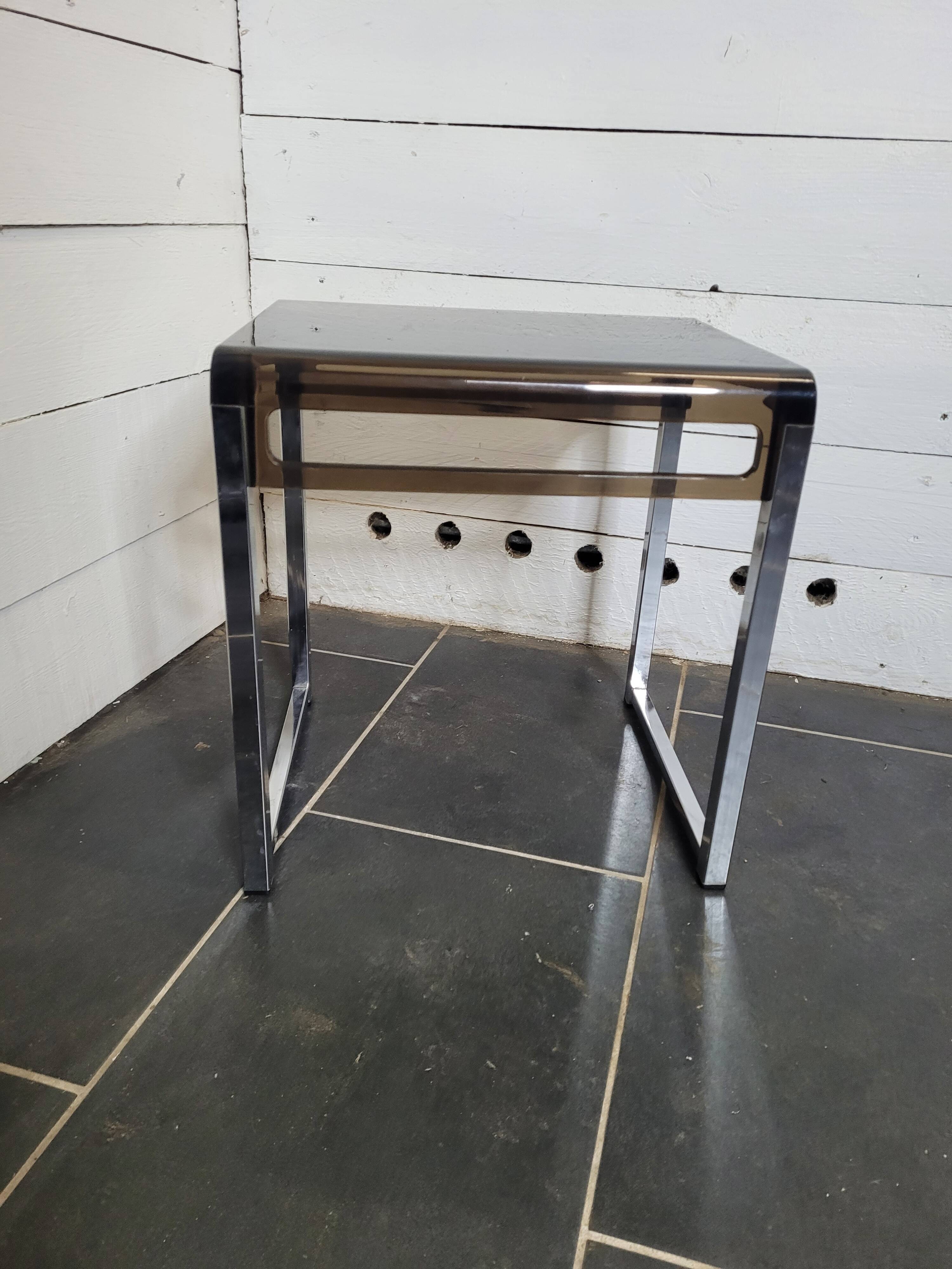 End table with chrome foot and plexiglass top from the 70s