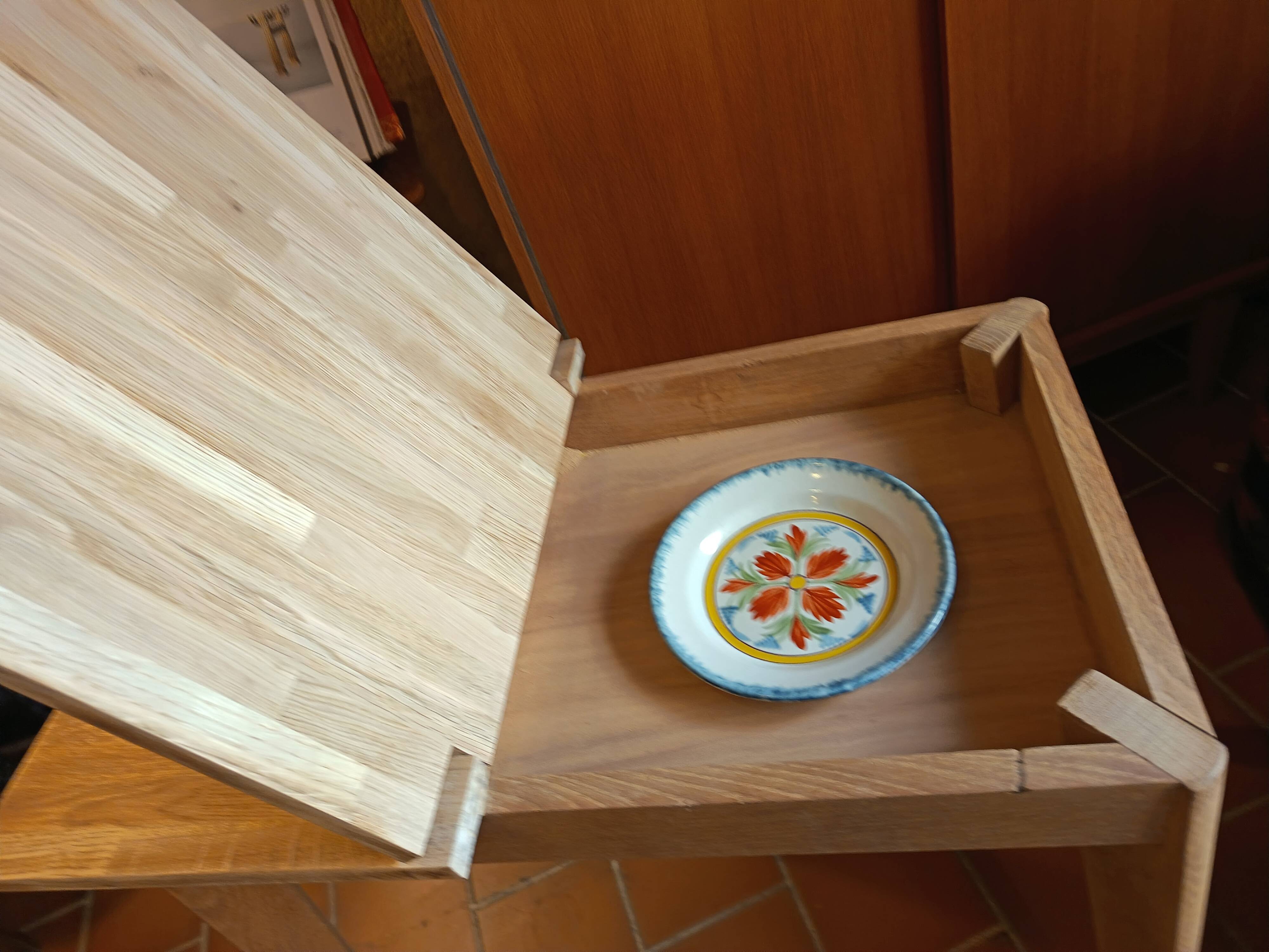 Scandinavian table with a system