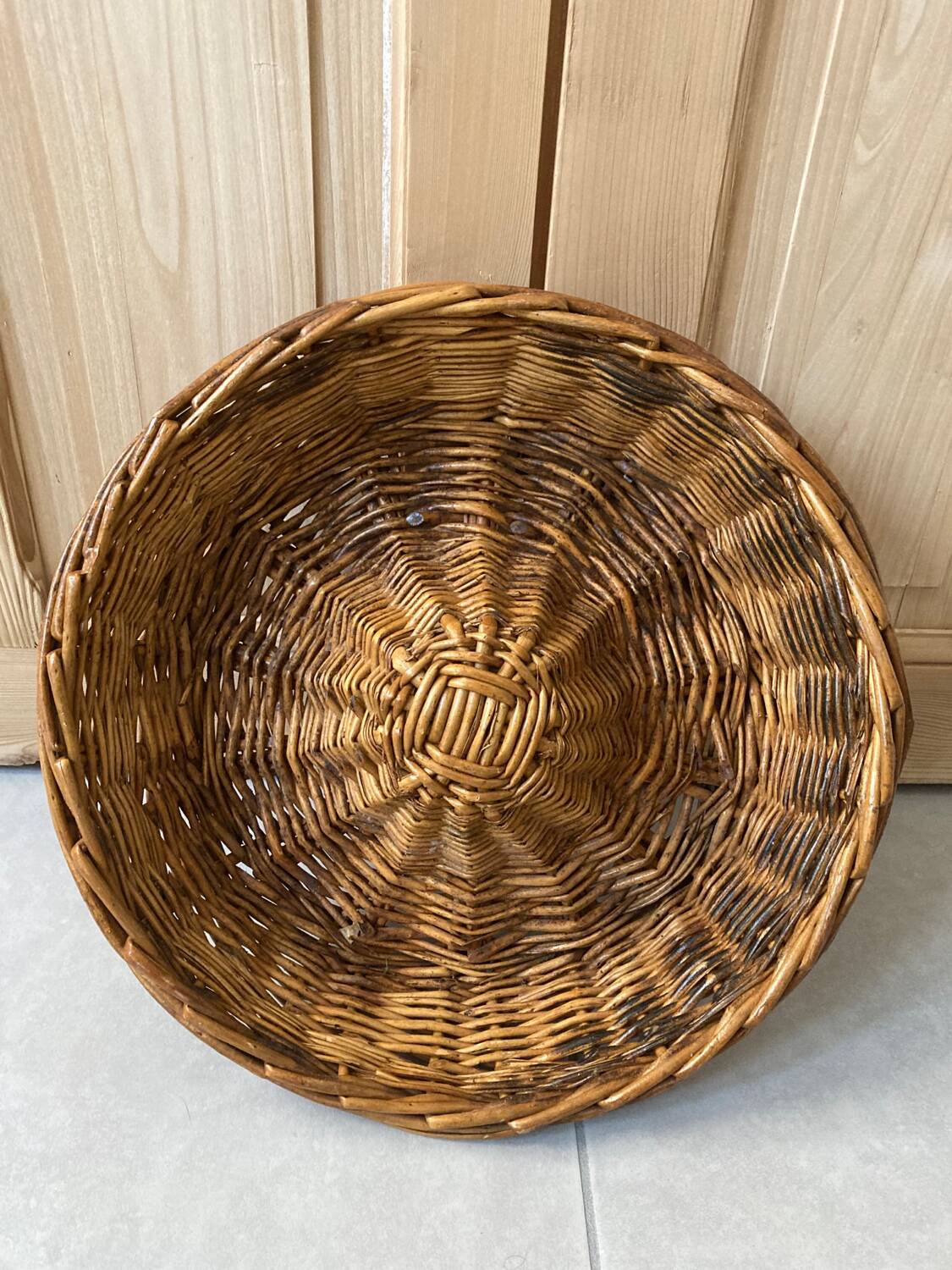 Round baker's basket