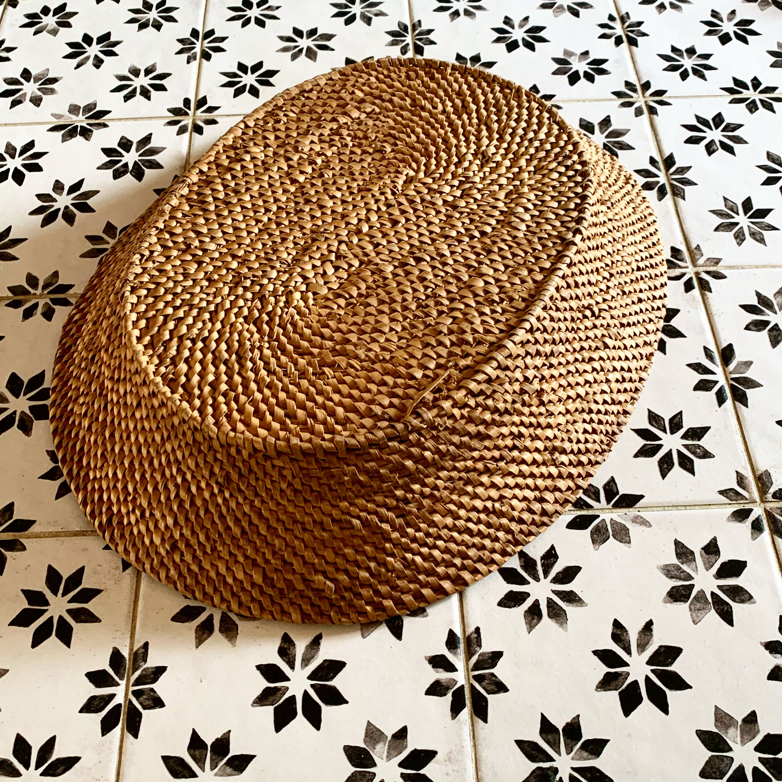 Basket in braided wicker and rattan