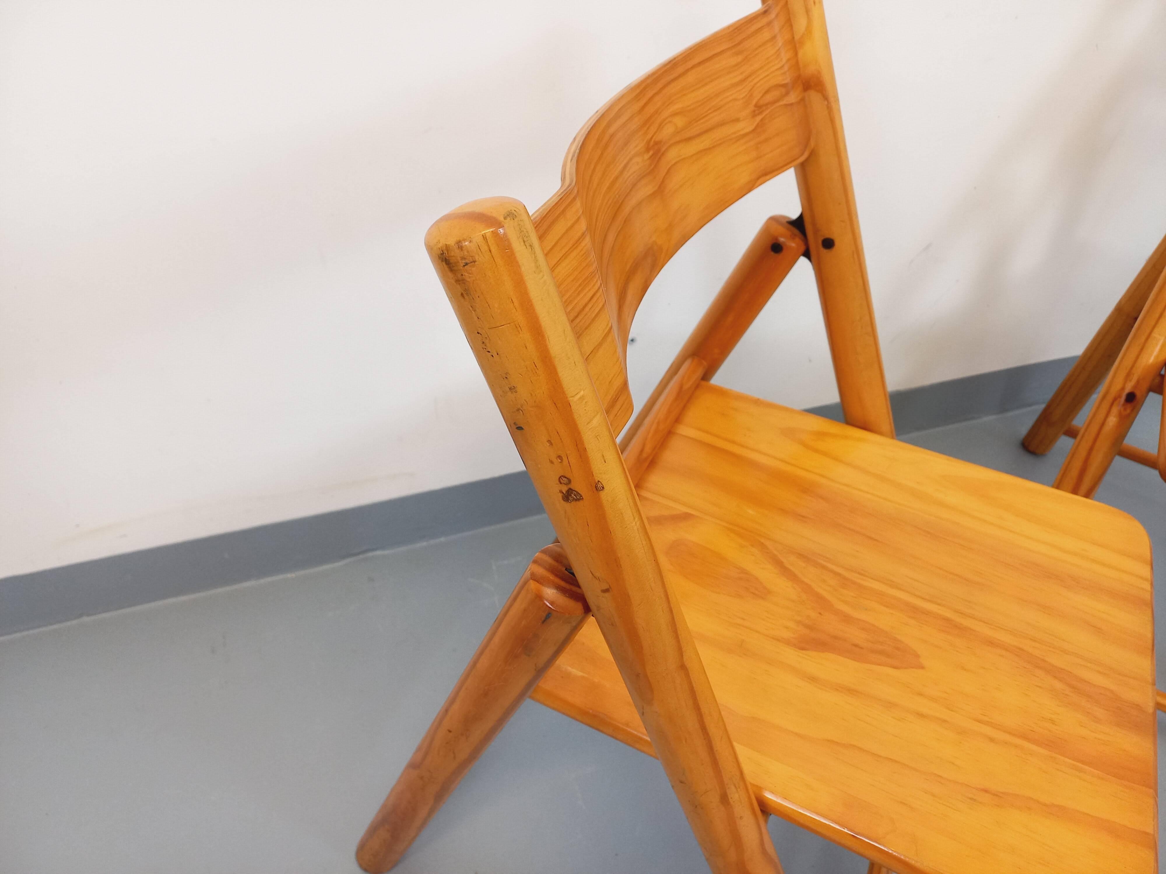 Pair of vintage folding chairs in pine from the 70s and 80s.