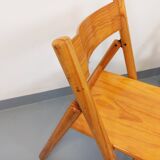 Pair of vintage folding chairs in pine from the 70s and 80s.