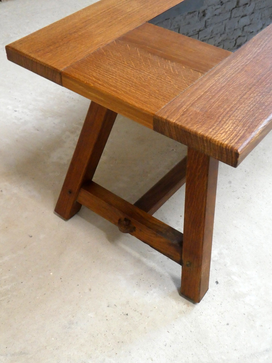 Table basse brutaliste en chêne et verre noir, 1960