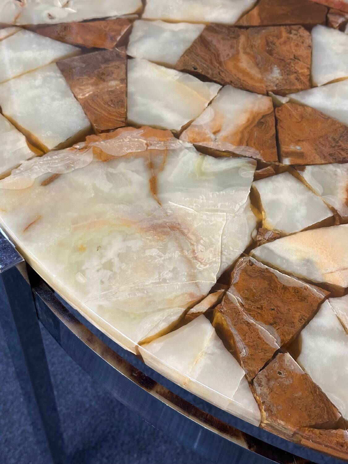Round coffee table in onyx-like resin and chrome-plated metal, 1970s