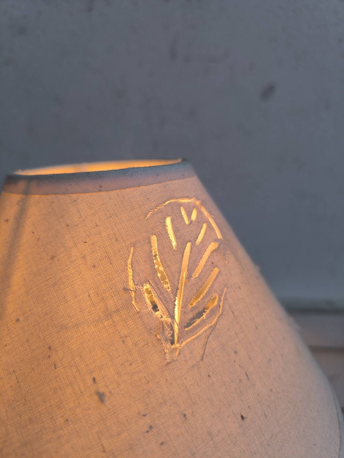 Table lamp in turned wood and rope