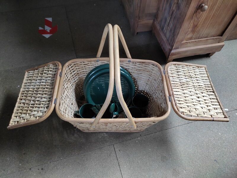 Basket wicker picnic camping hiking plate covered