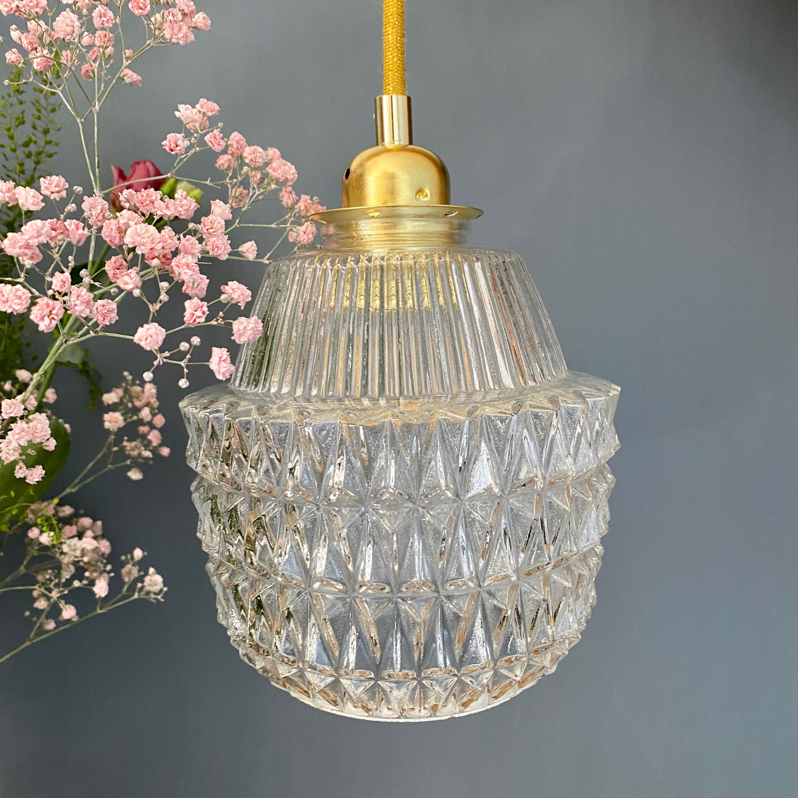 Suspension globe vintage en verre moulé transparent