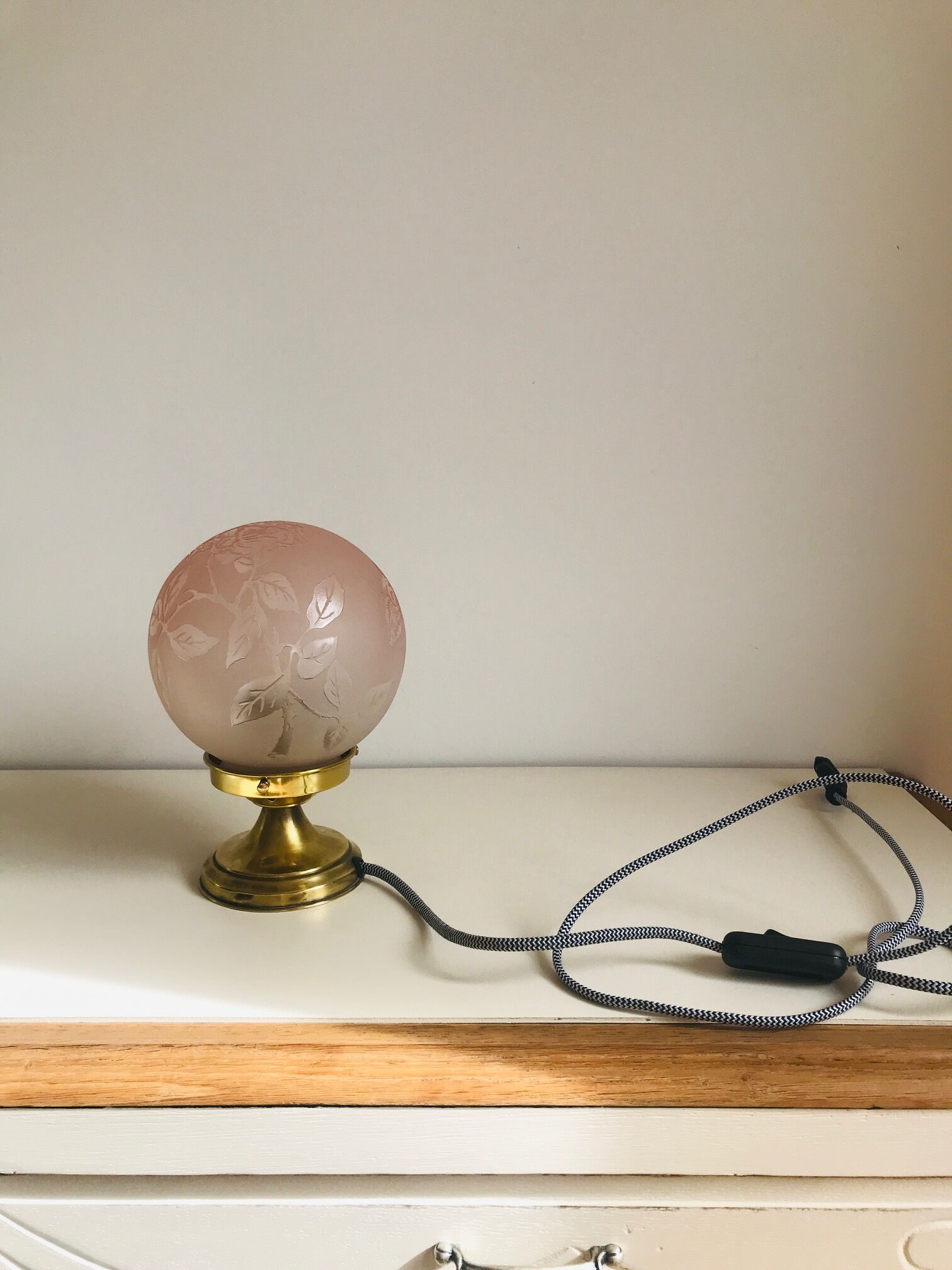 Deveau vintage globe table lamp