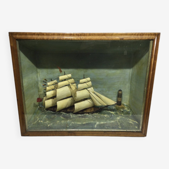 Diorama avec maquette de bateau trois mâts