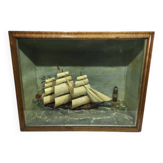 Diorama avec maquette de bateau trois mâts