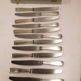 12 couteaux en métal argenté,  ercuis