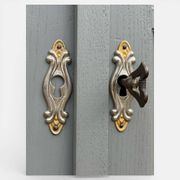 Armoire parisienne vitrée grise de la Samaritaine 1960