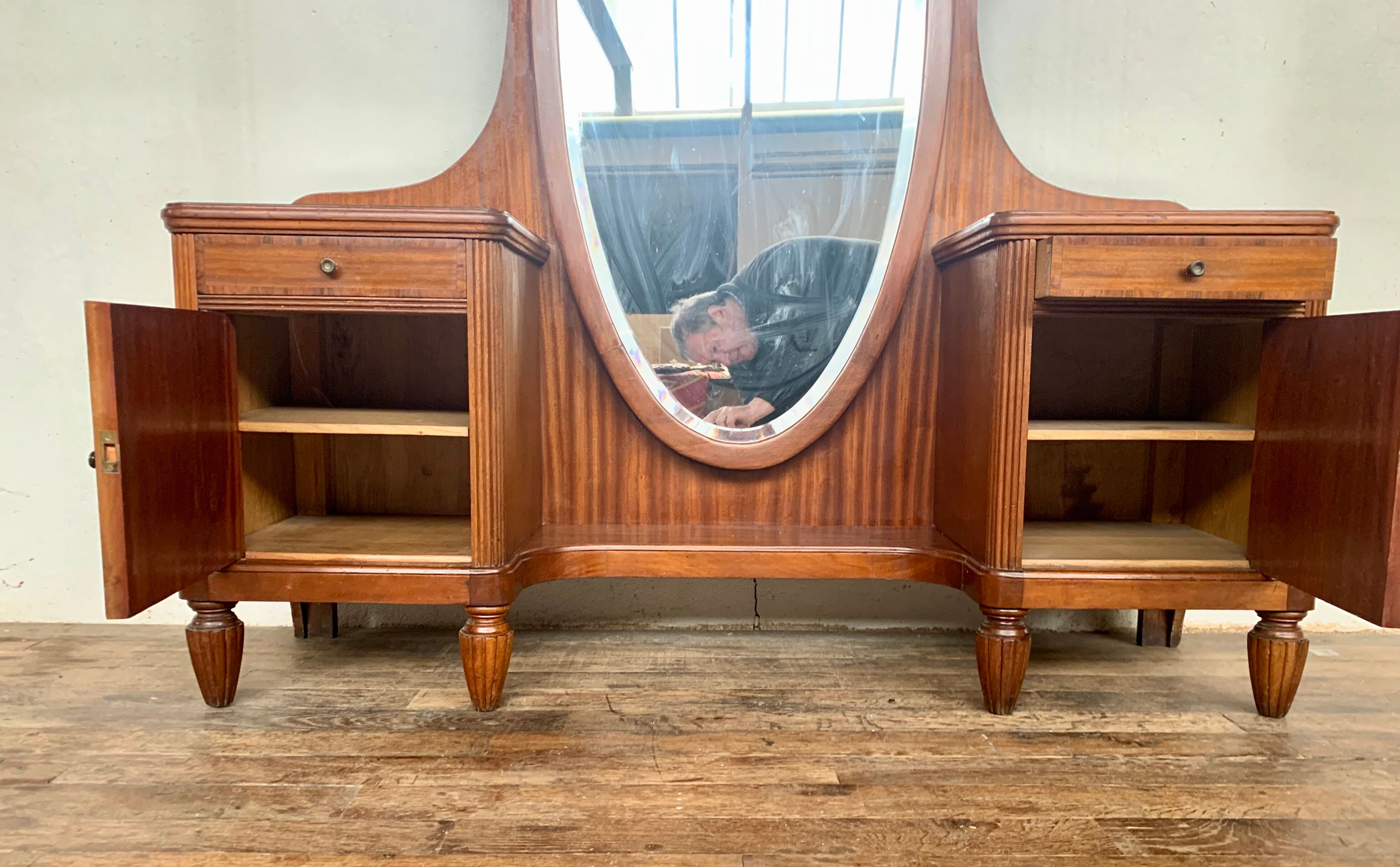 Hairdresser Art Deco styke from the early 20th century in mahogany with marquetry and mother-of-pear details