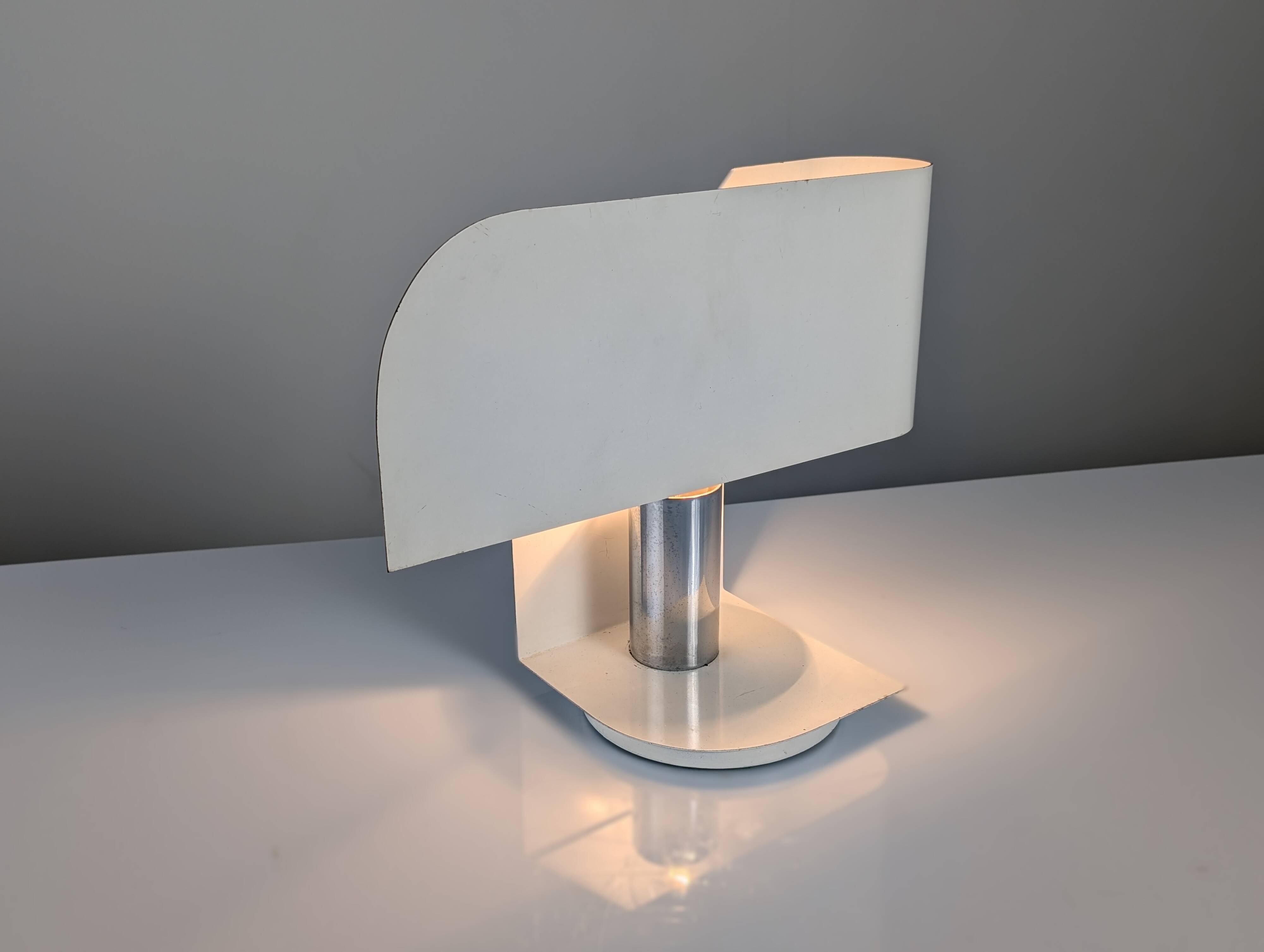 Lampe de table en métal plegado, Italie, années 1970