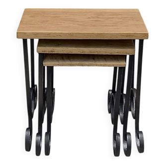 Anciennes tables gigognes en bois et fer forgé – vers 1950