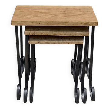 Anciennes tables gigognes en bois et fer forgé – vers 1950