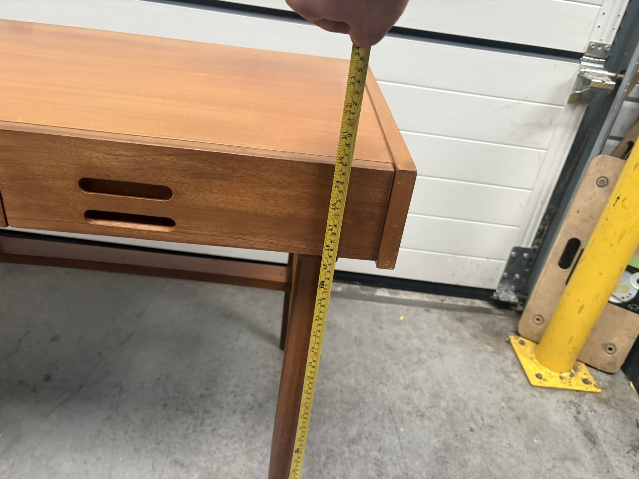 Bureau Scandinave midcentury à caisson et finition acajou