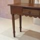 Table console en bois festonnée vintage pieds tournés