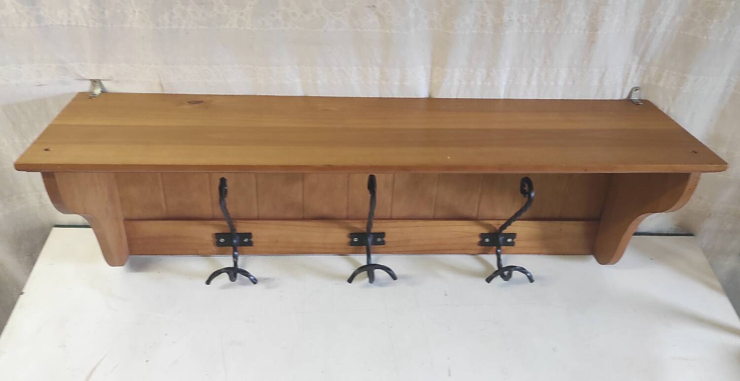 Porte manteaux mural vintage en bois et fer forgé.