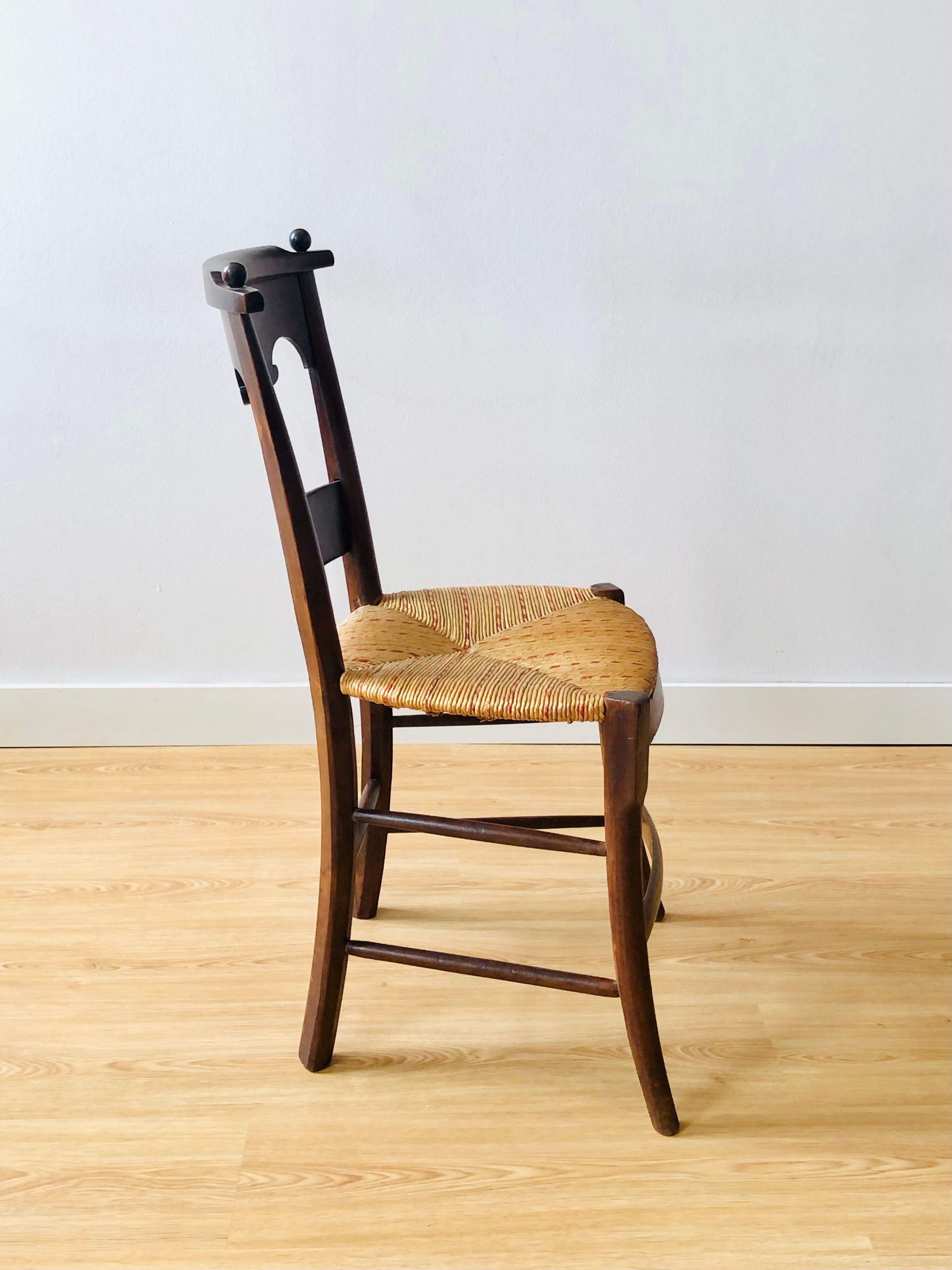 Chaise ancienne en bois et assise paillée