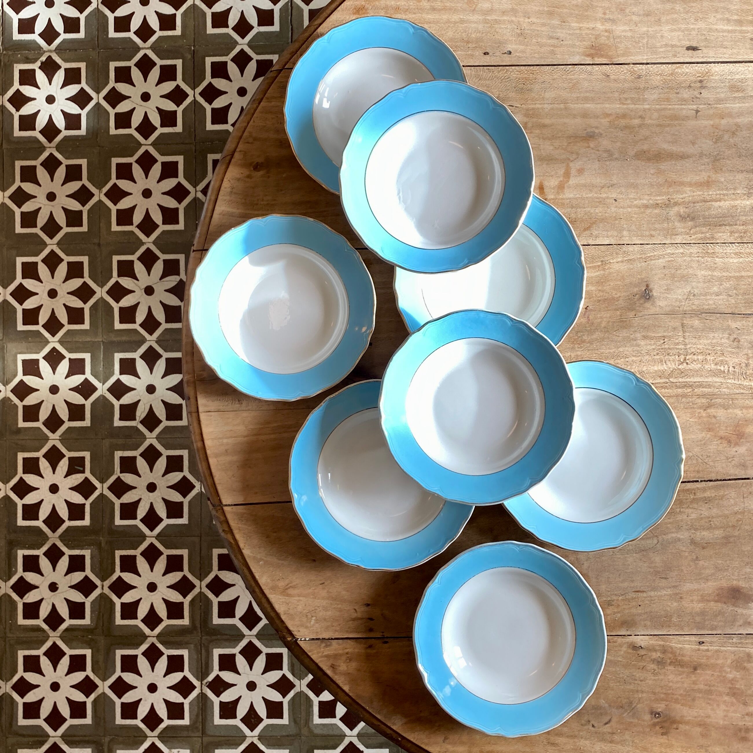 Lot de 8 assiettes creuse vintage bleues, blanches et dorées