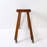 Table d'appoint vintage en bois massif sur roulettes