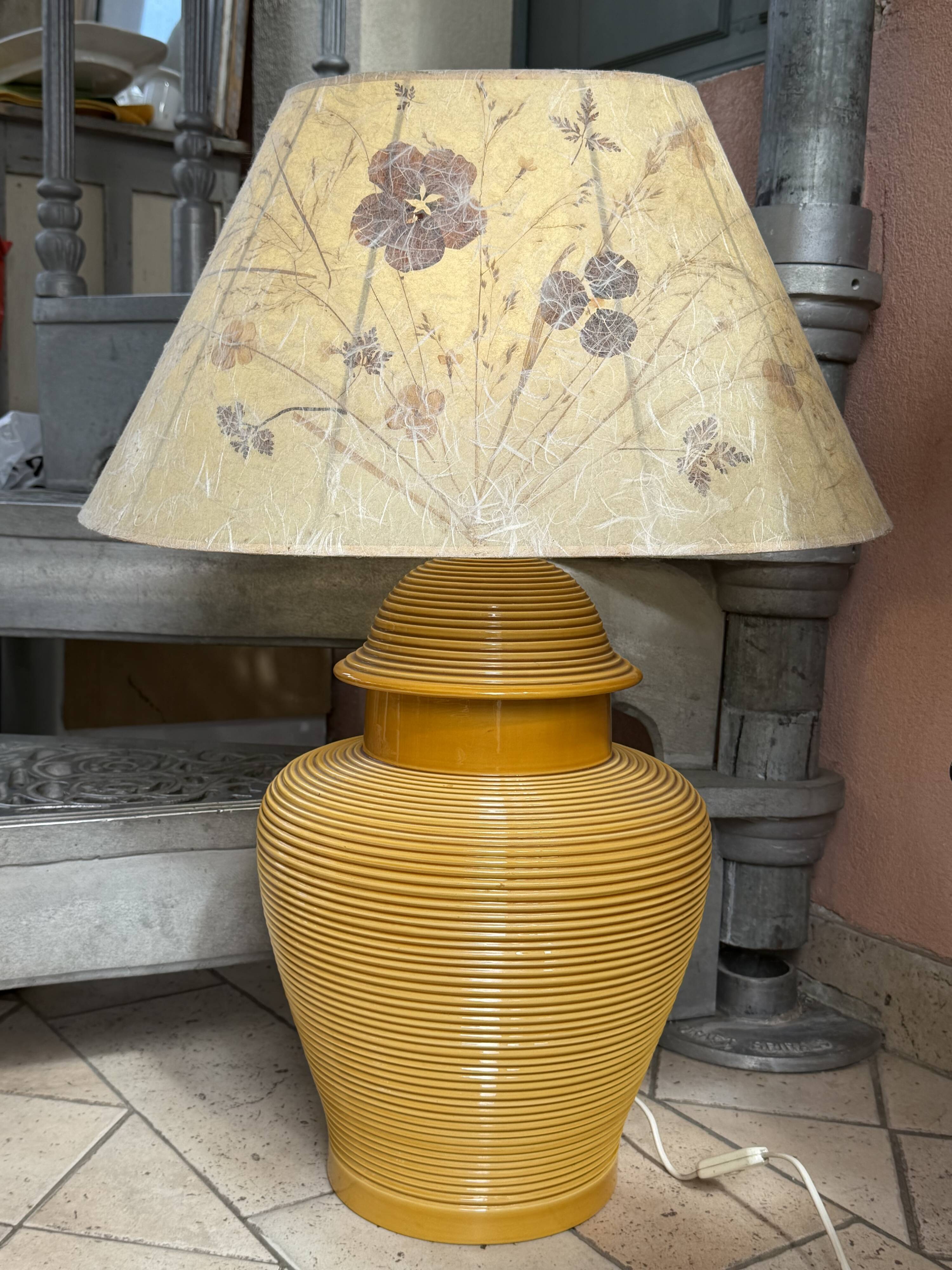 Grande lampe en céramique nervurée jaune moutarde 1970