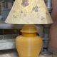 Grande lampe en céramique nervurée jaune moutarde 1970