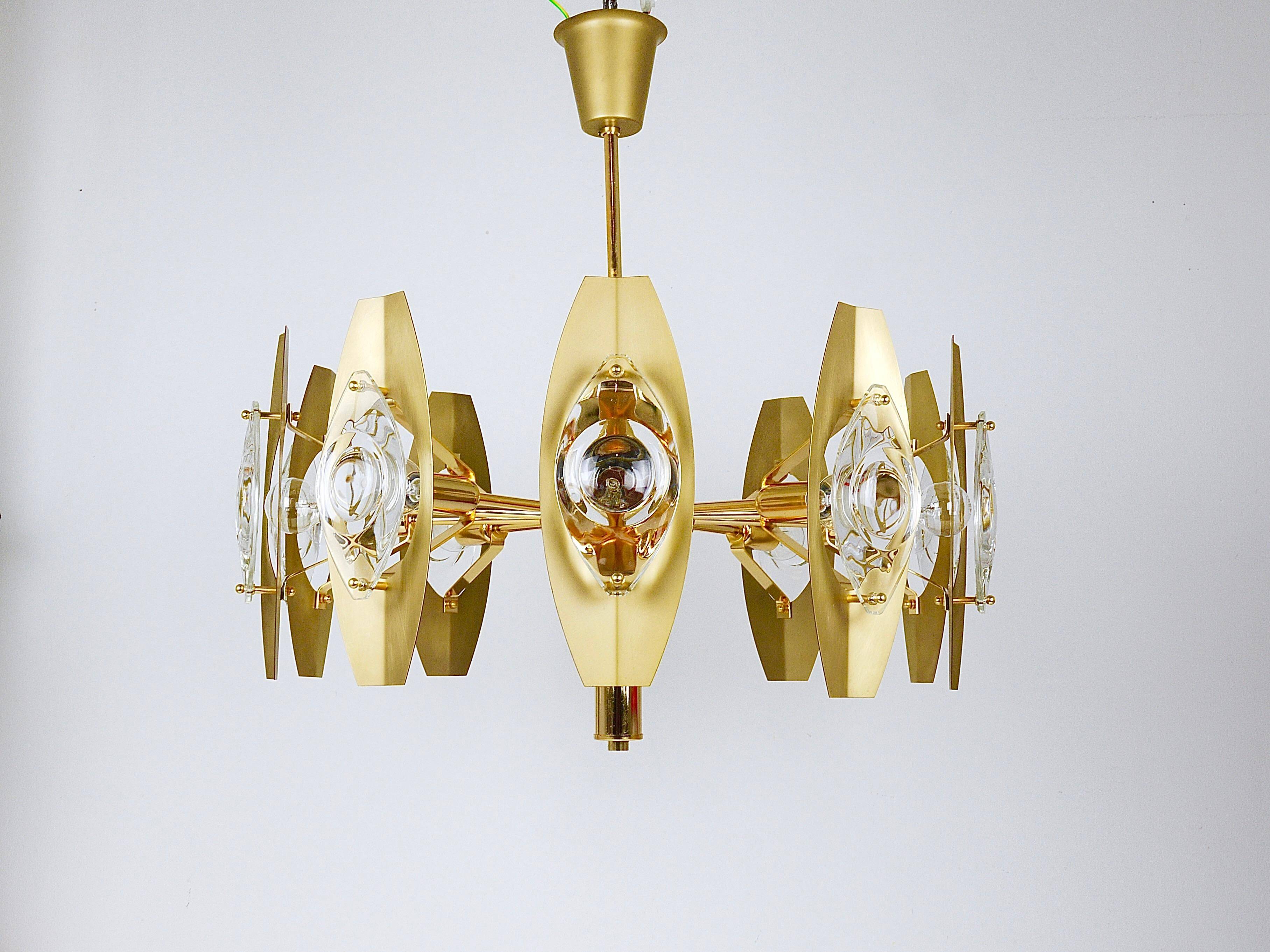 Oscar Torlasco brass chandelier of 25 inches with optical prism lenses, Italy, 1970s.
