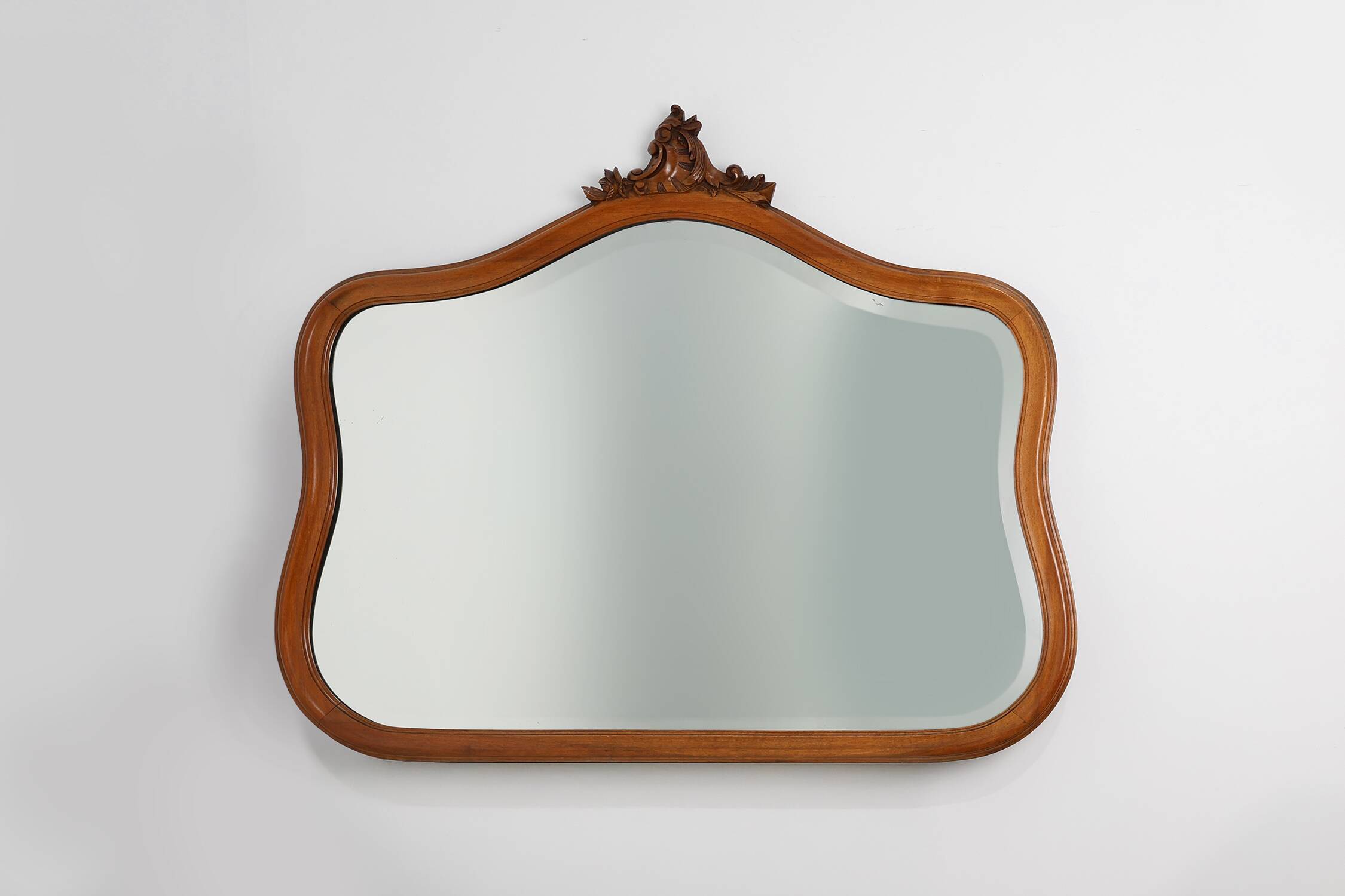 Miroir belge en chêne sculpté de style Louis XV du XXe siècle