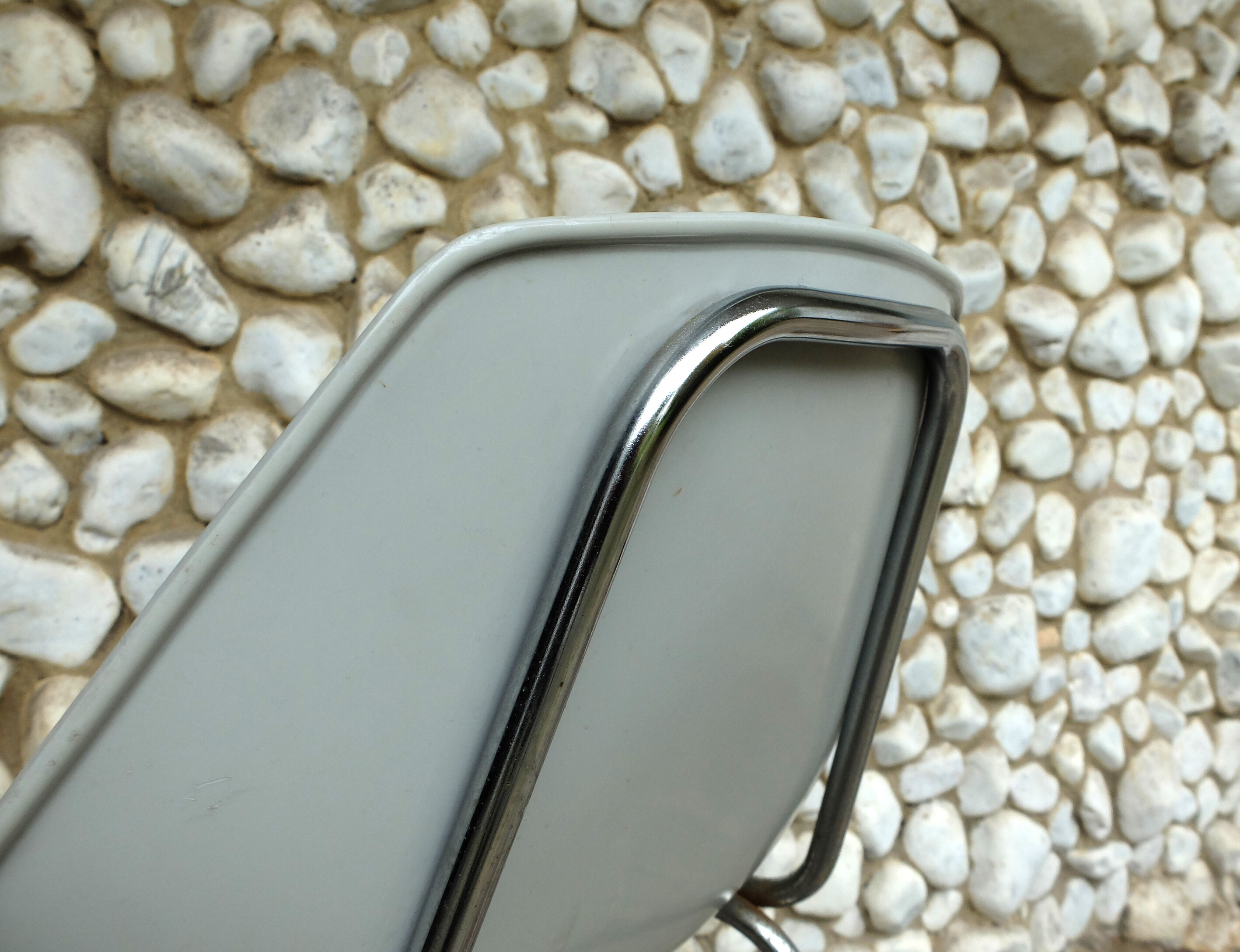 Chaise coquillage grise Pierre Guariche pour Meurop années 1960