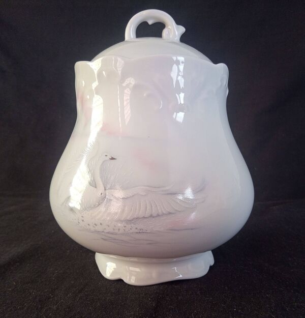 Limoges, Camille Tharaud - Service à café pour 8 pers. en porcelaine de Limoges, décor ''Cygne