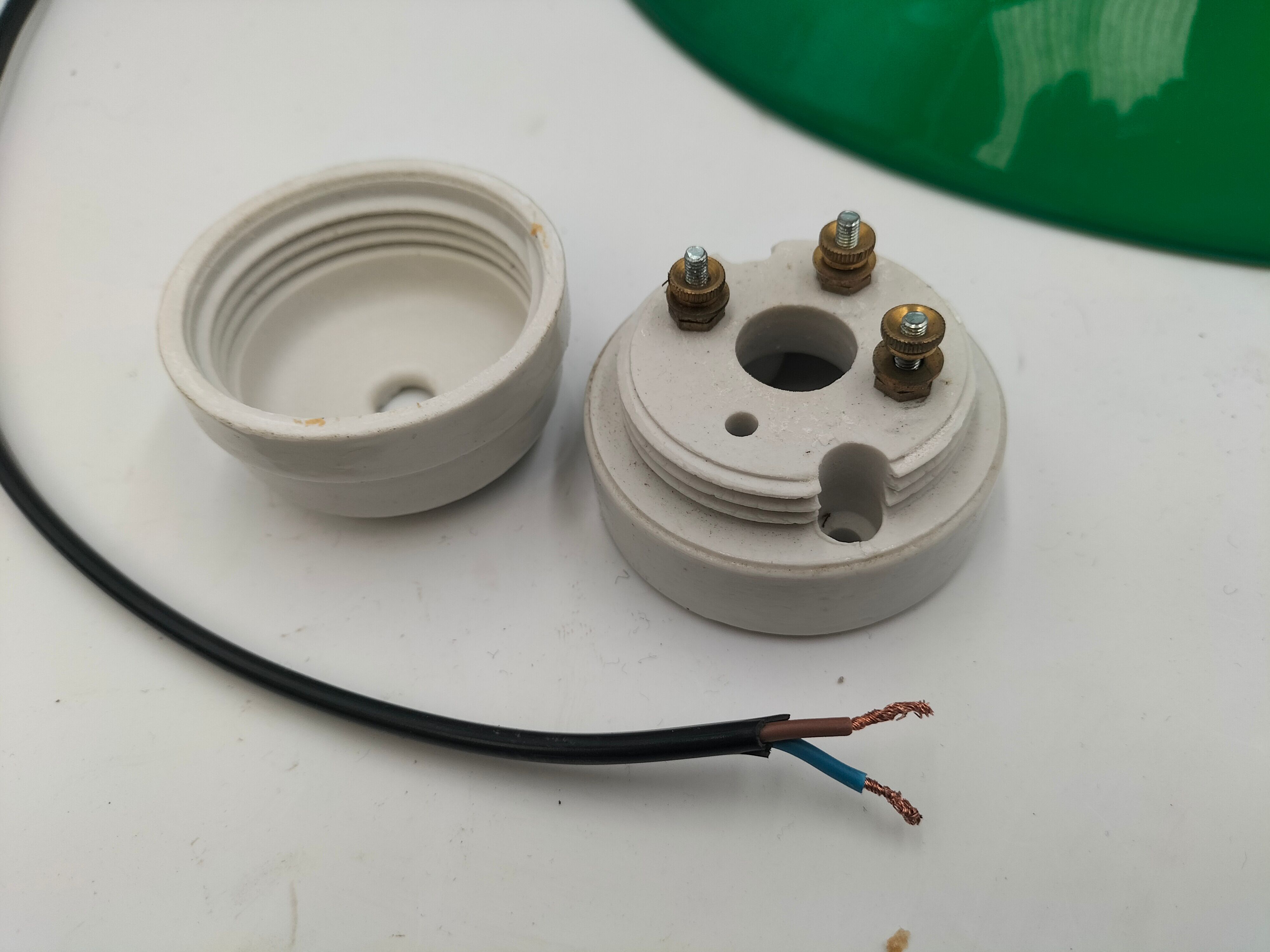 Green opaline Cone suspension