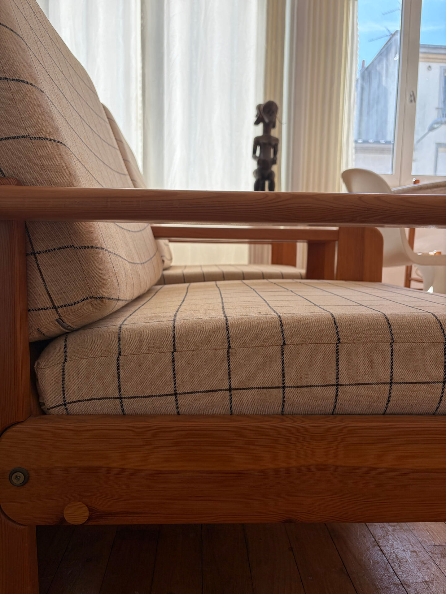 Fauteuil moderniste en pin années 1970