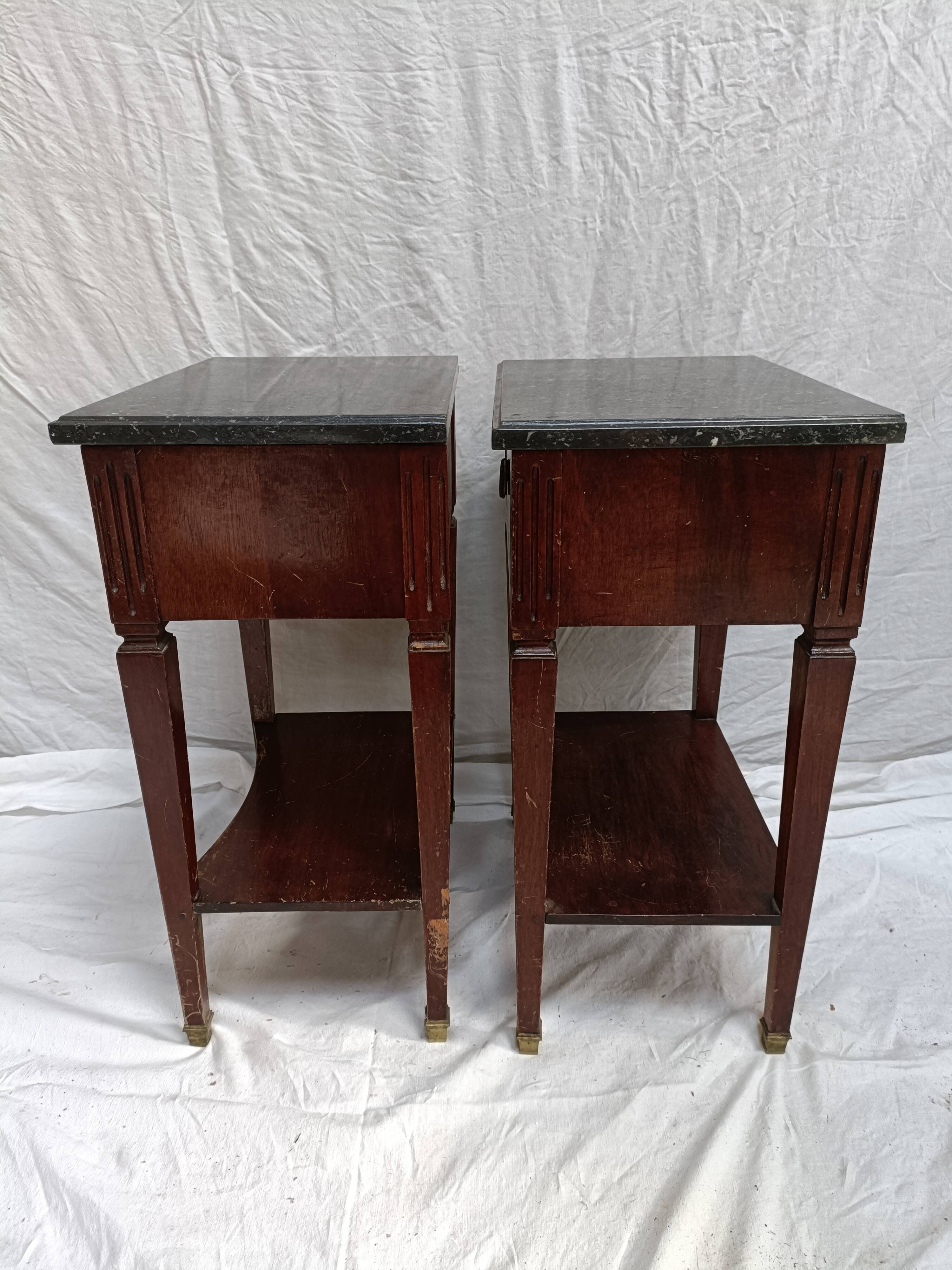 Paire de chevets Louis XVI dessus en marbre gris
