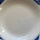 Assiettes creuses dépareillées bleues