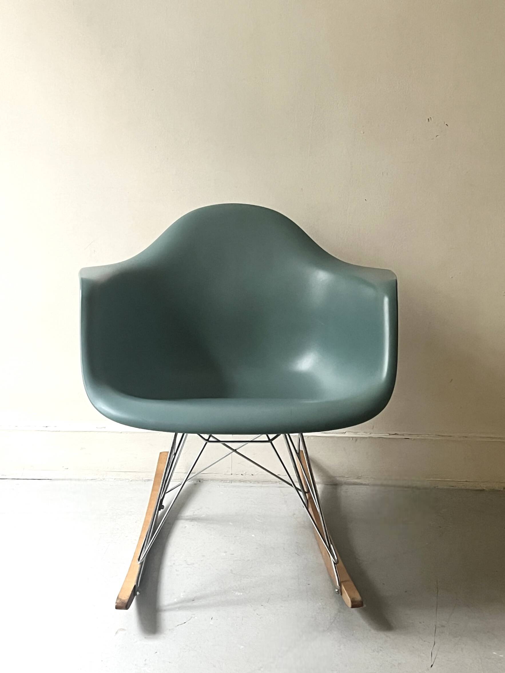 Eames Plastic Armchair RE RAR rocking chair design, Vitra edition.