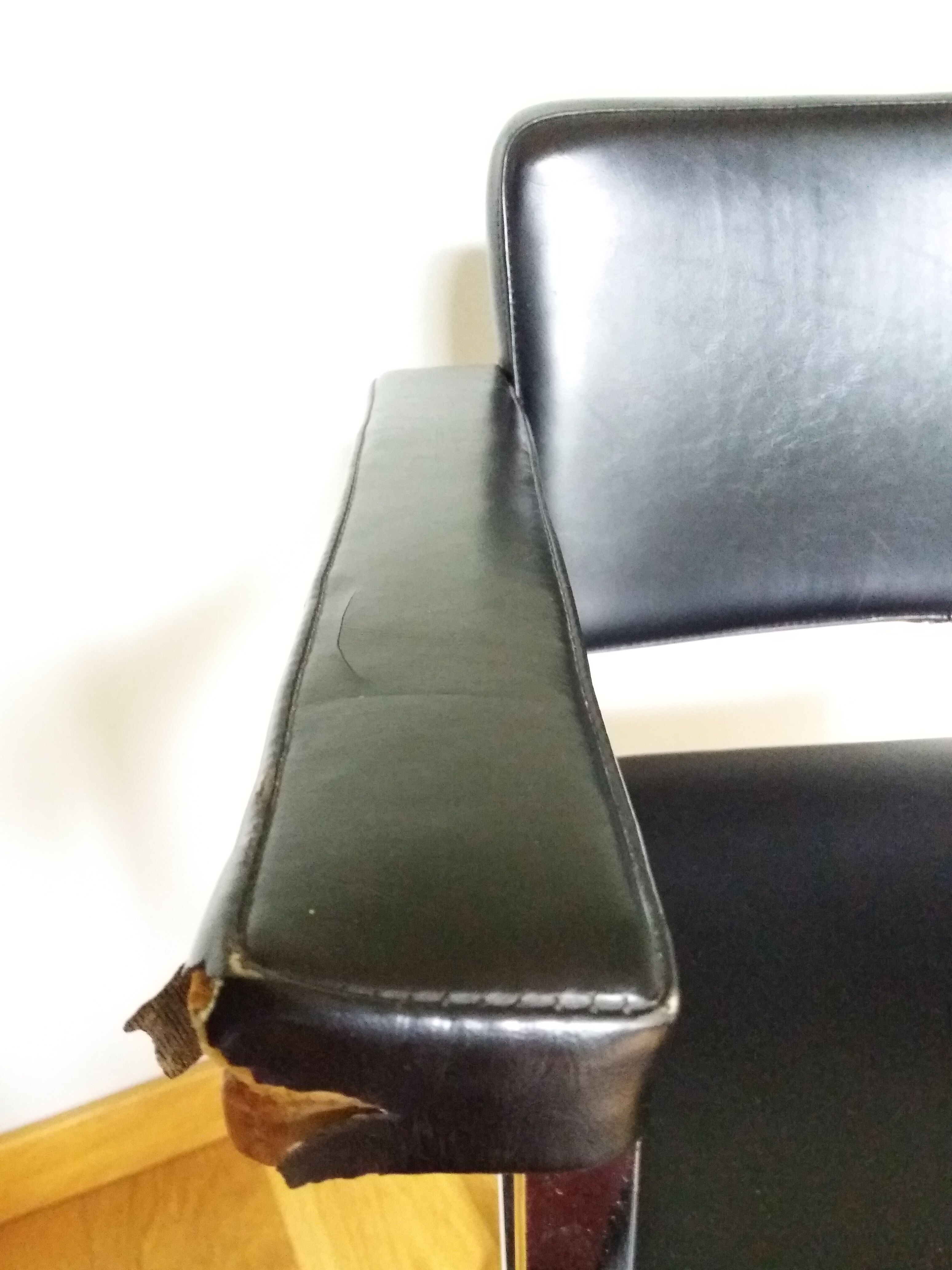 Swivel office chair Strafor with chrome metal and black faux leather.