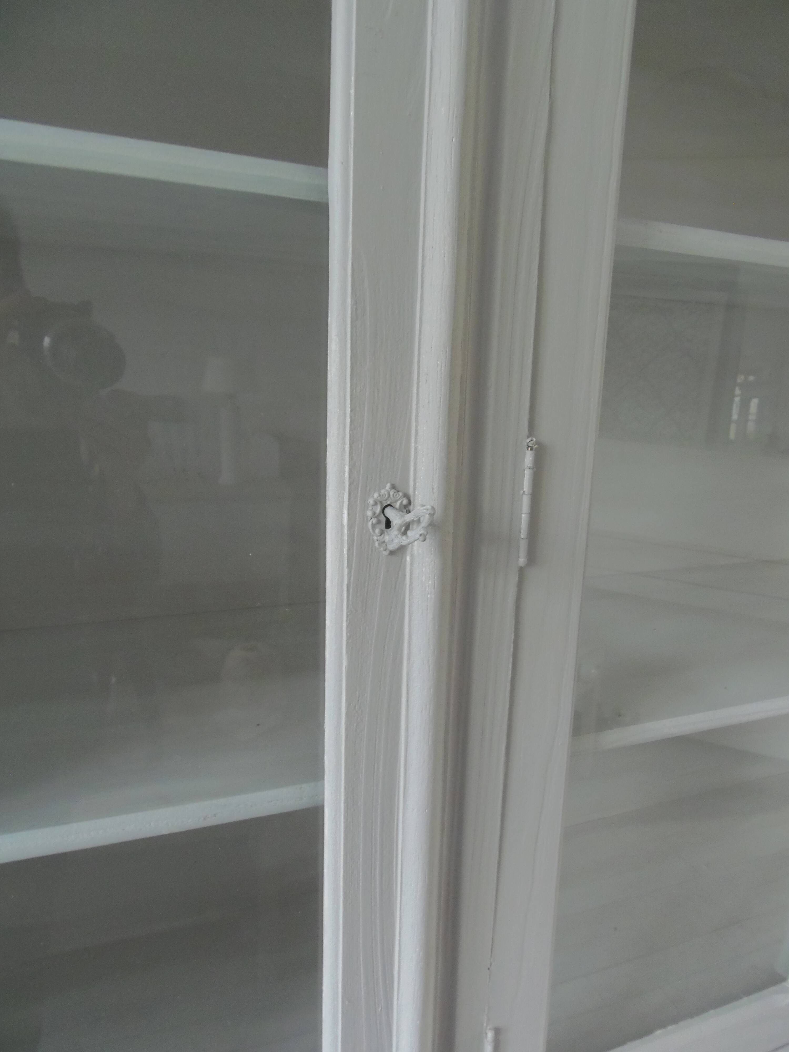 Display case 2 bodies patinated pearl gray waxed finish.