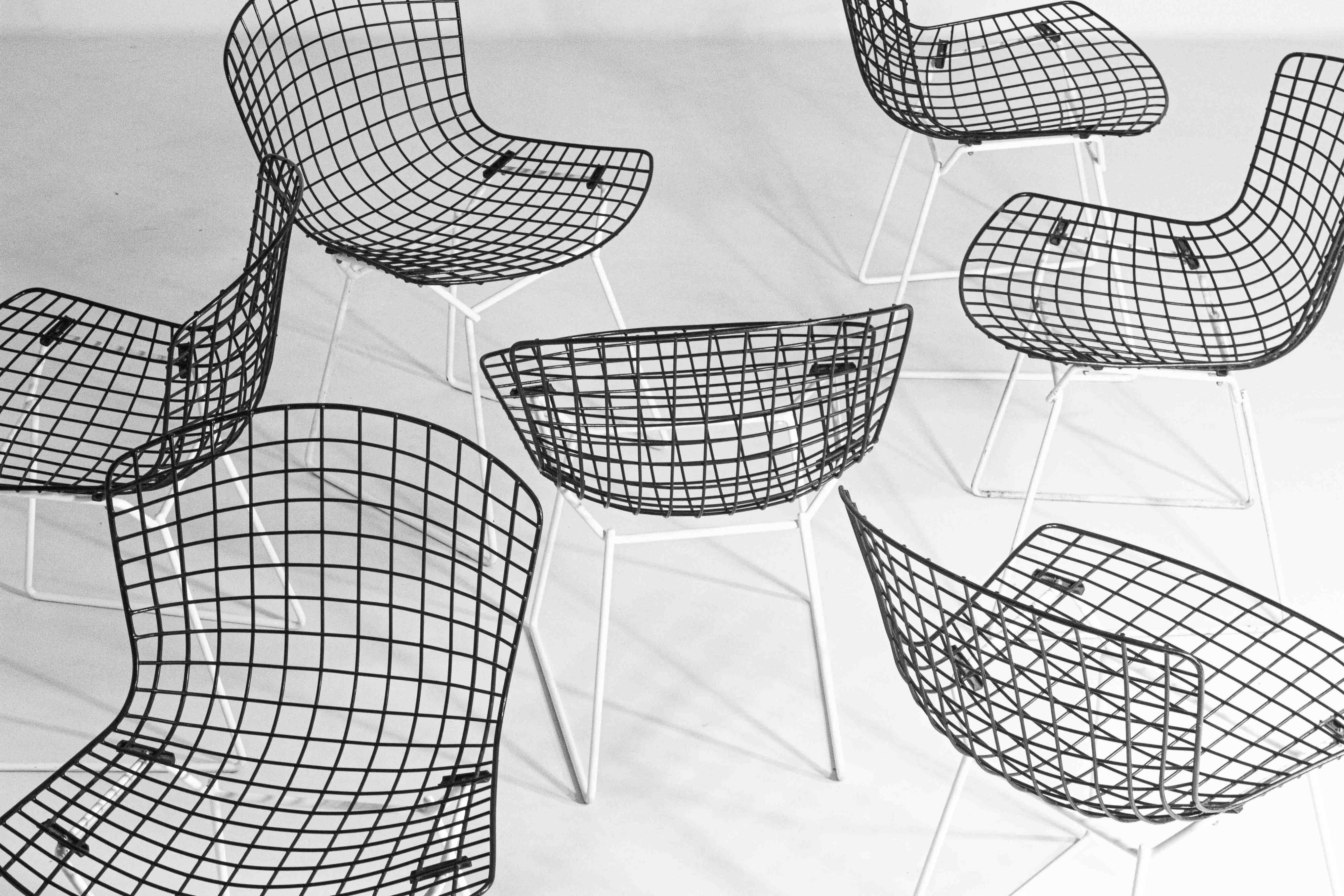 Ensemble de 7 chaises Bertoia noires et blanches pour Knoll International, années 1970