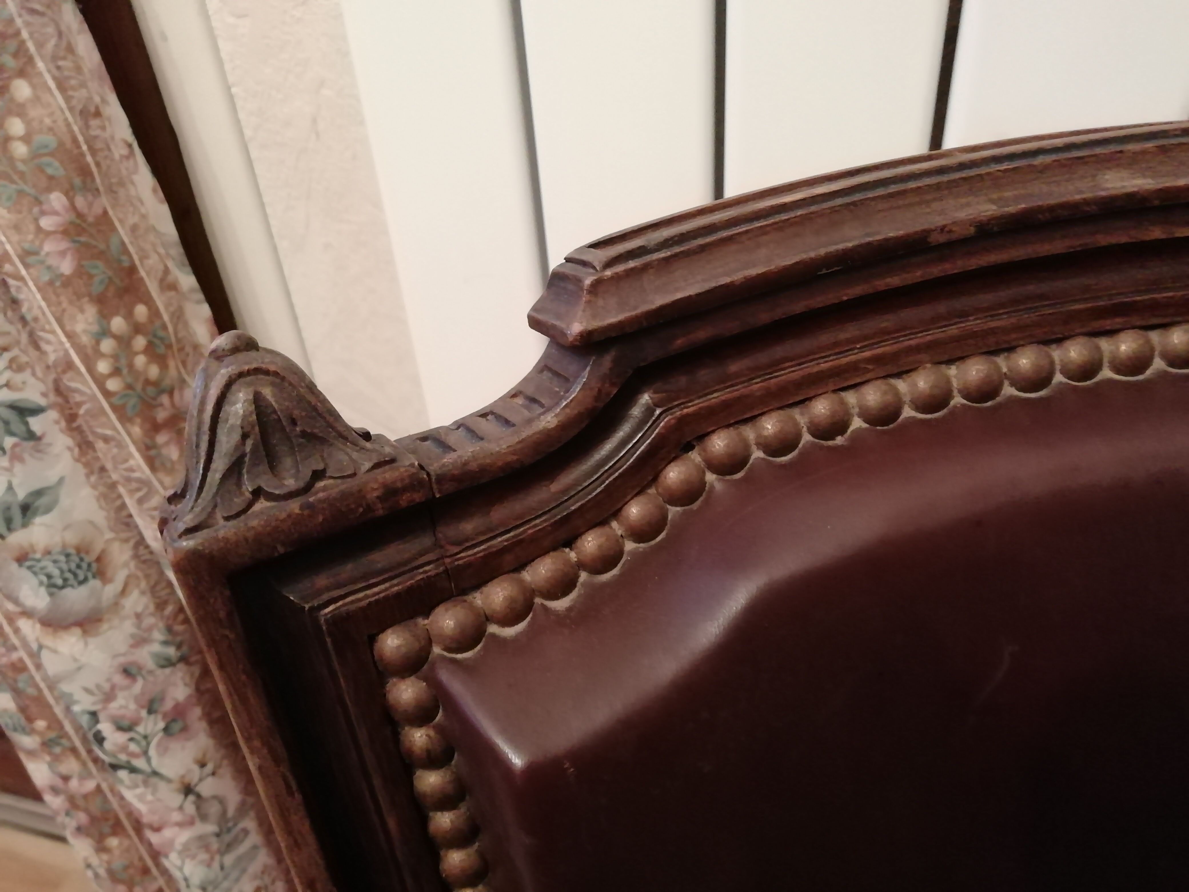 Fauteuil cabriolet Louis XVI couvert cuir marron foncé