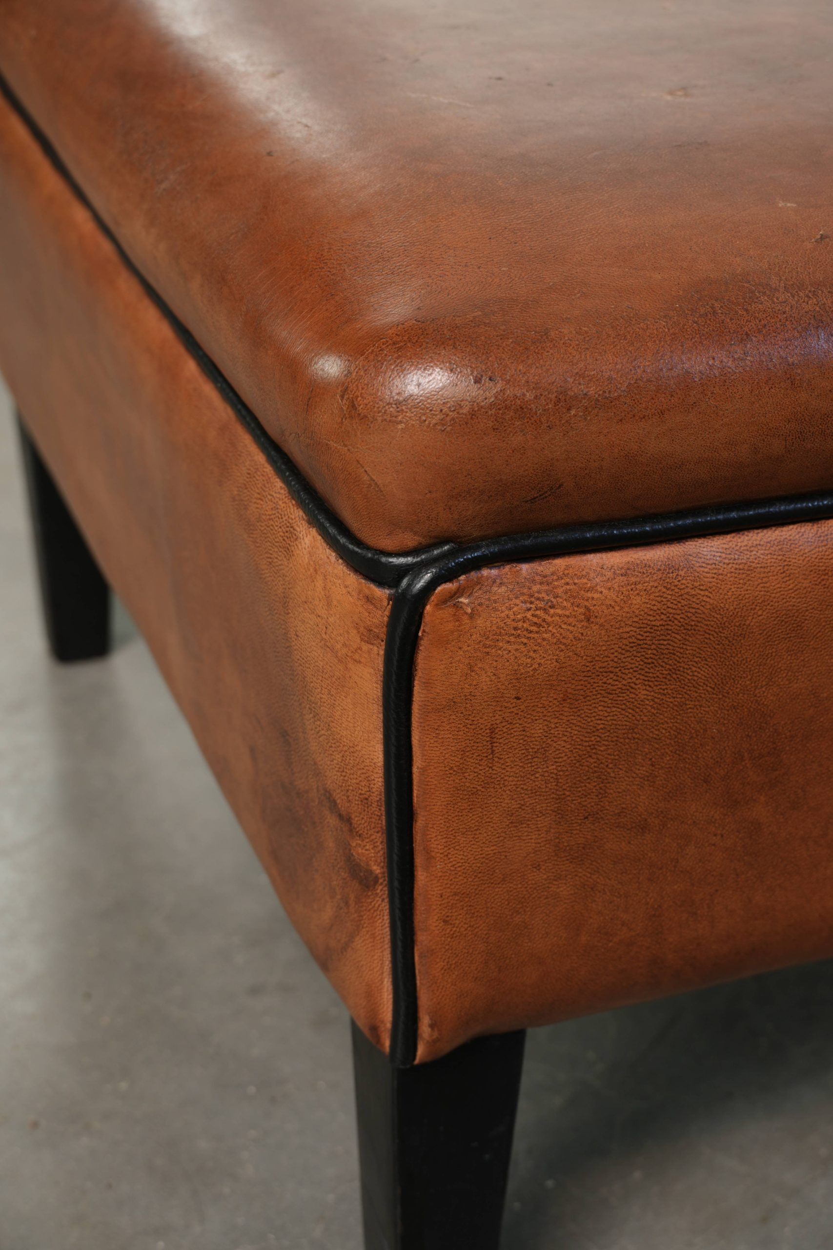 Ottoman, pouf en cuir de mouton cognac