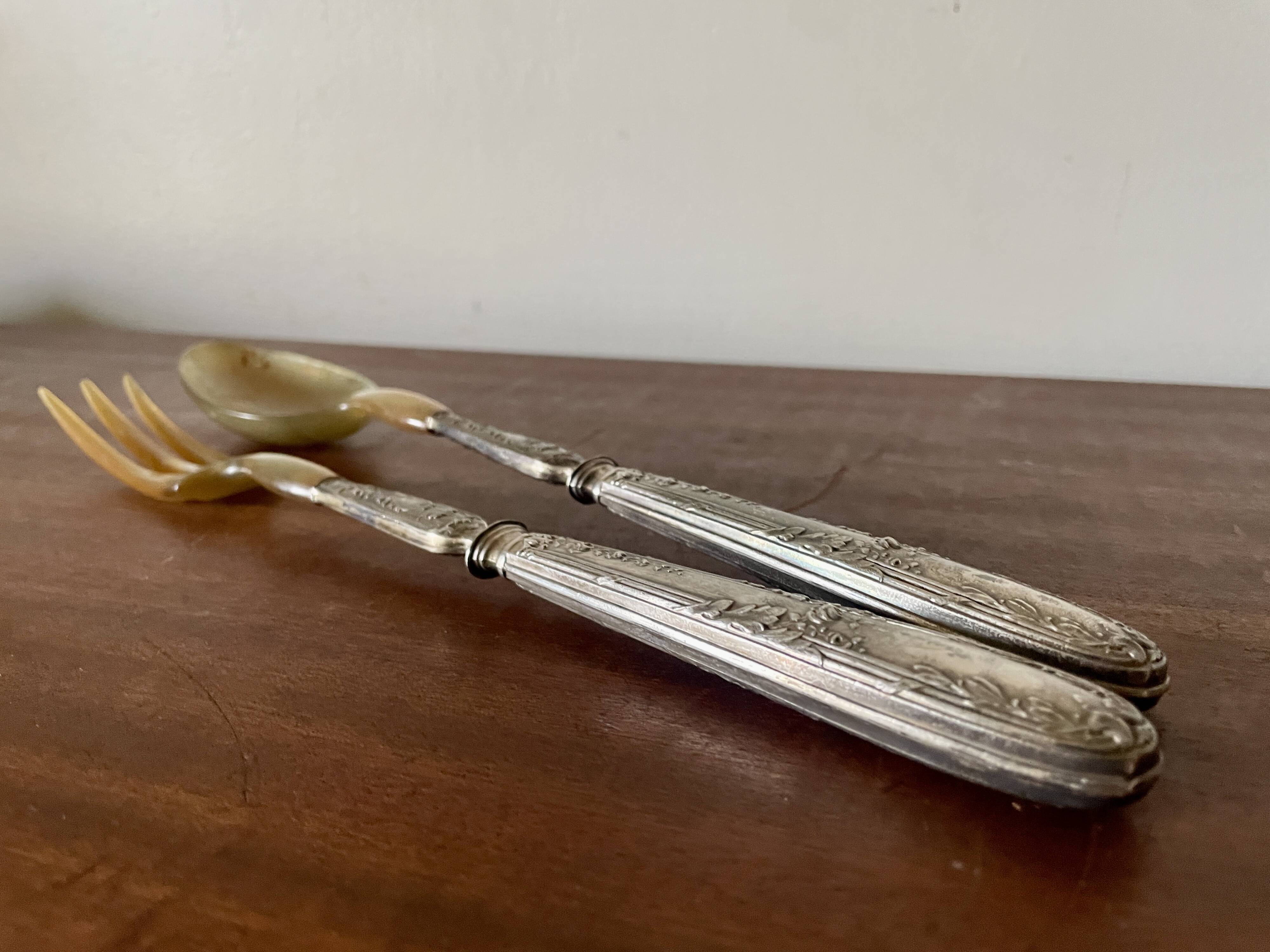 Horn and silver-plated salad cutlery, early 20th century.
