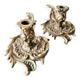 Deux bougeoirs à mains ancien en bronze doré ciselé